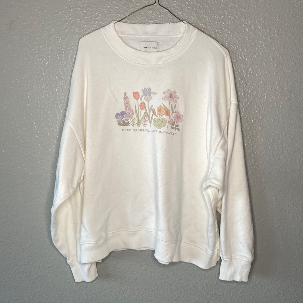 American Eagle oversized Cream Sweatshirt with flowers and Writing